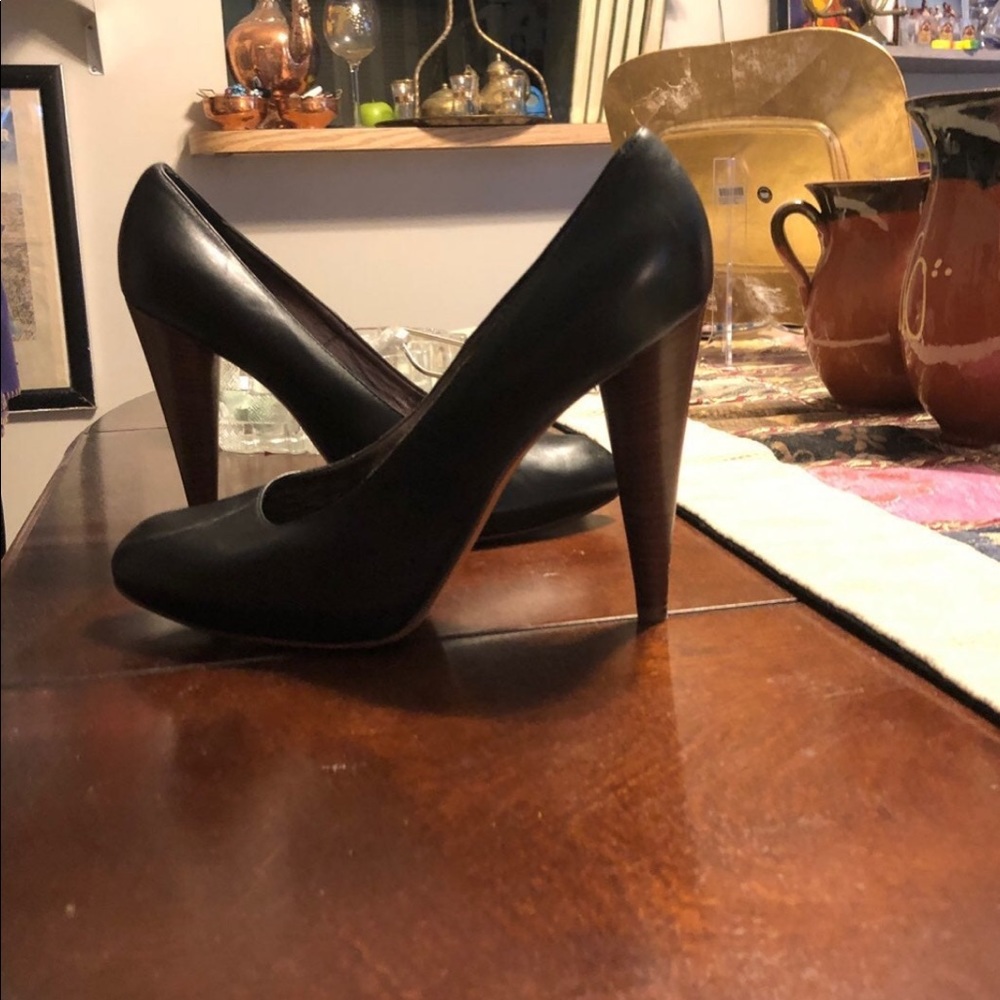 Seven for all mankind size 40 black leather pumps.  Made in Italy